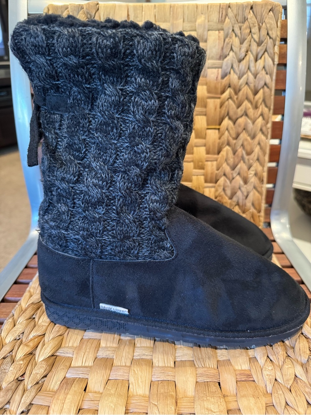 Muk Luks Womens Black shoes size 11 Black & Gray sweater collar